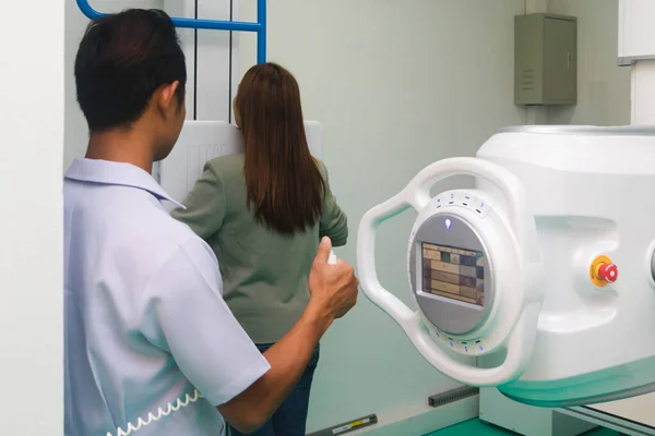 Radiologiste masculin asiatique préparant et mettant en place des rayons X . — Photo