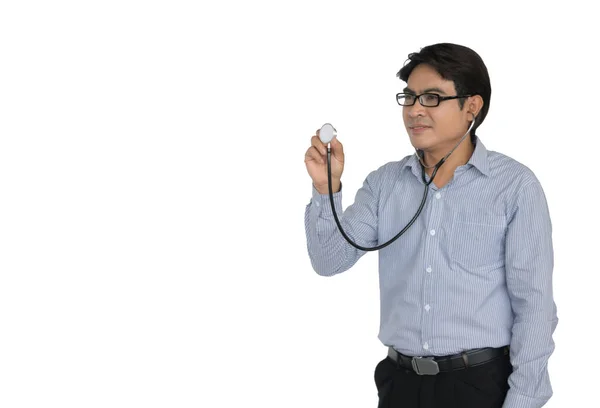 アジアの医者は聴診器を使ってる. — ストック写真