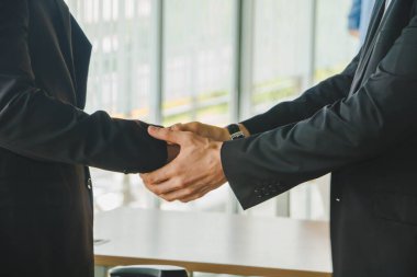 Yöneticiler ve sekreterler başarılı bir otobüs sonrasında el ele tutuşuyorlar