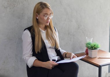 Güzel bayan telefonda oturuyor..