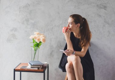 Odadaki telefonda güzel bir bayan oturuyor..