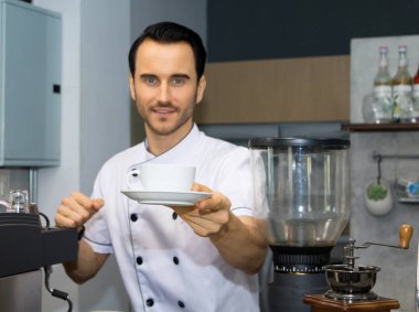 Barista bir kafede kahve yapıyor..