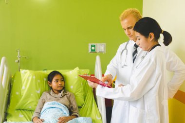 Doktor hastanın incelenmesi.