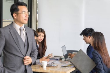 İş adamları iş konuşuyorlar..