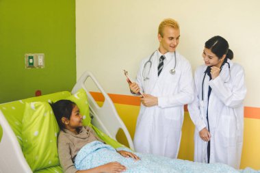 Doktor hastanın incelenmesi.