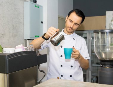 Barista bir kafede kahve yapıyor..