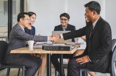 İş adamları iş konuşuyorlar..