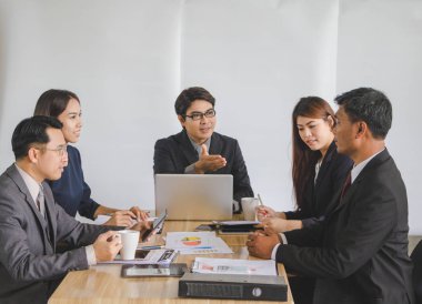 İş adamları iş konuşuyorlar..