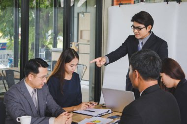İş adamları iş konuşuyorlar..