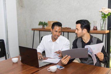 İki adam bir işi tartışıyorlar.