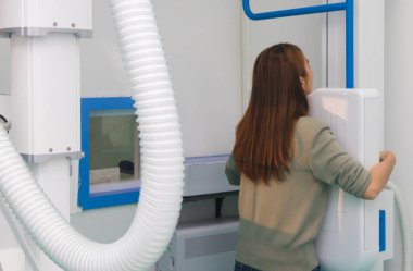 Asyalı erkek radyologlar röntgenleri hazırlayıp hazırlıyorlar..