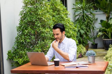 Bahçede çalışan genç adam.