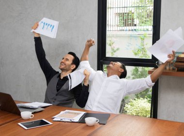 İki adam bir işi tartışıyorlar.