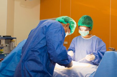 Cerrahi ekip hastalar için ameliyat yapıyor. 