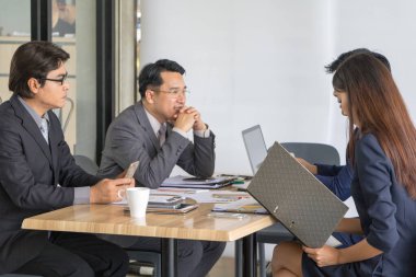 İş adamları iş konuşuyorlar..