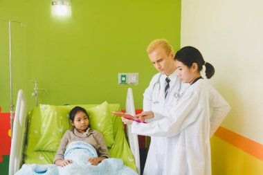 Doktor hastanın incelenmesi.