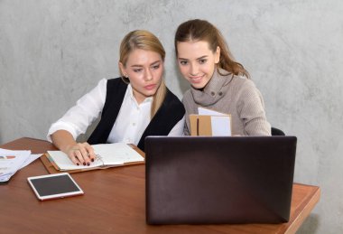 İki kadın okuyor ve öğretiyor. 