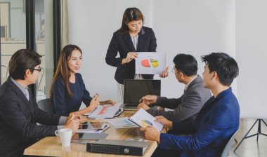 İş adamları iş konuşuyorlar..