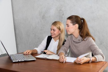 İki kadın okuyor ve öğretiyor. 