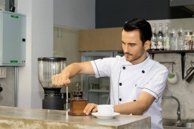 Barista bir kafede kahve yapıyor..