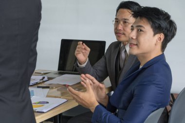 İş adamları iş konuşuyorlar..