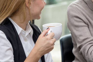 Kadınlar okuyor ve öğretiyor. 