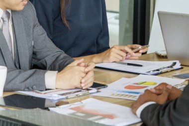 İş adamları bir kahve dükkanında iş konuşuyorlar..