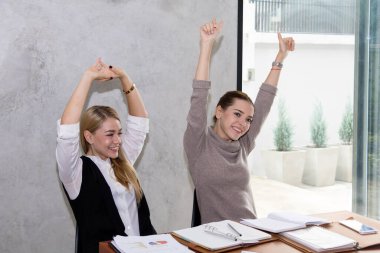 İki kadın okuyor ve öğretiyor. 