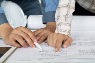 Bir grup mühendis inşaat için bir plan bakıyor