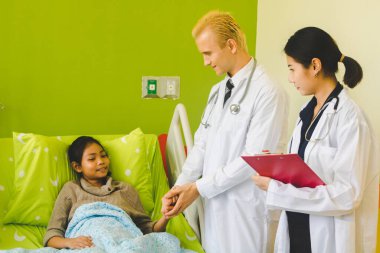 Doktor hastanın incelenmesi.