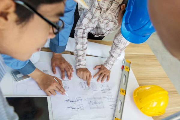 Um grupo de engenheiros está olhando para um projeto de construção — Fotografia de Stock