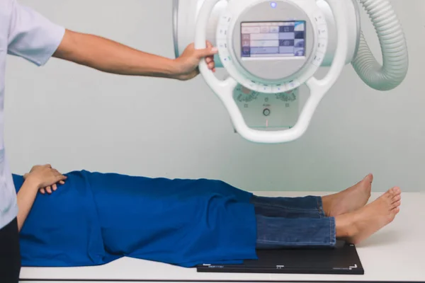 Asijský mužský radiolog připravuje a nastavuje rentgeny. — Stock fotografie