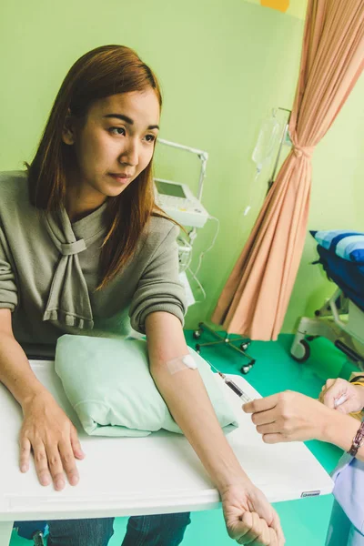 La enfermera toma la sangre del paciente con una jeringa . —  Fotos de Stock