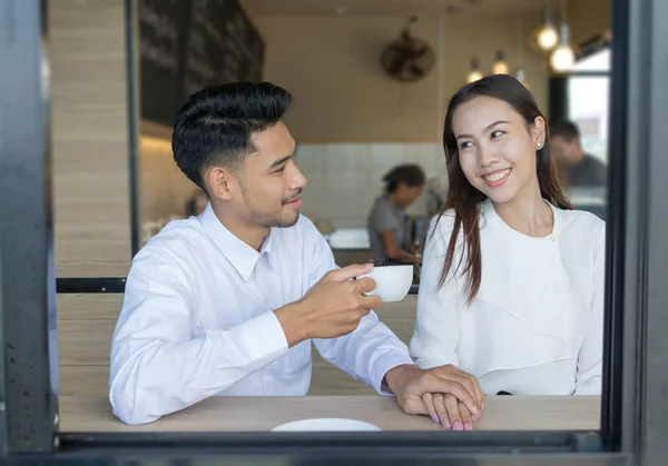 Asiático jovem casal apaixonado em um café — Fotografia de Stock