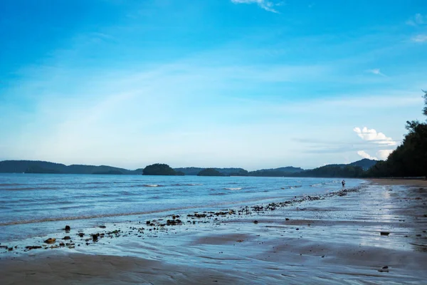 Playa arena mar e isla, cielo — Foto de Stock