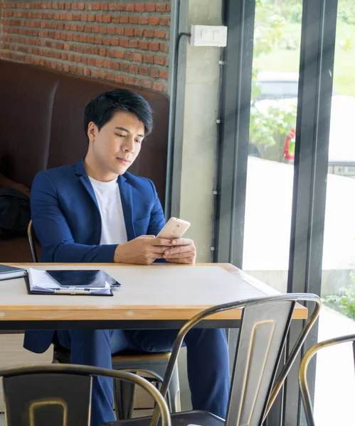 Los empresarios asiáticos en la cafetería — Foto de Stock