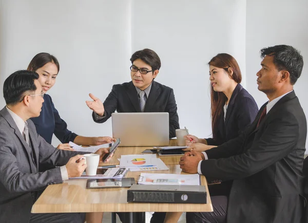 Para pebisnis sedang mendiskusikan pekerjaan . — Stok Foto