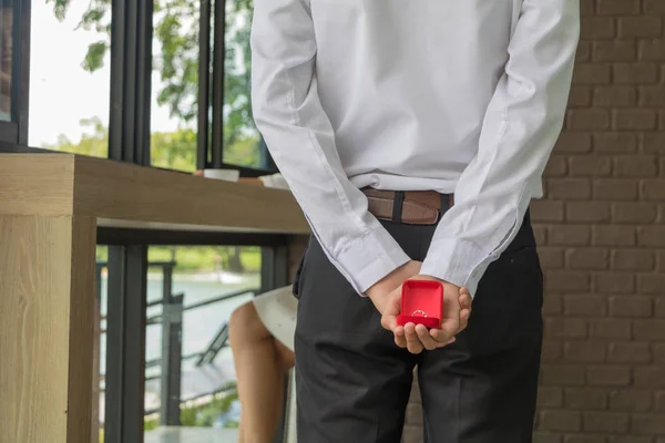 Asiático joven celebrar un anillo de boda caja para casarse en café —  Fotos de Stock