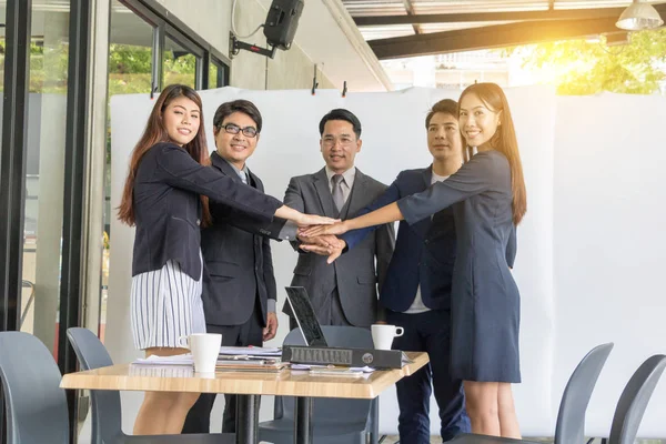 Asian Business orang bergabung tangan untuk bekerja di sebuah kedai kopi — Stok Foto