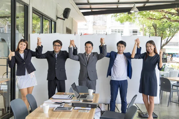 Asiatico business people are join hands a work in a coffee shop — Foto Stock