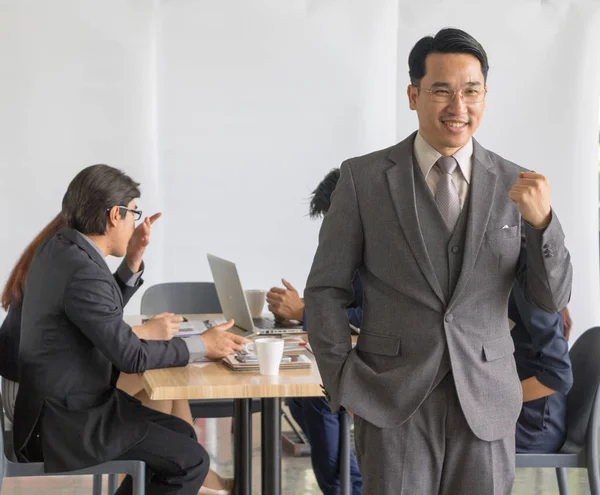 La gente de negocios está discutiendo trabajo . — Foto de Stock