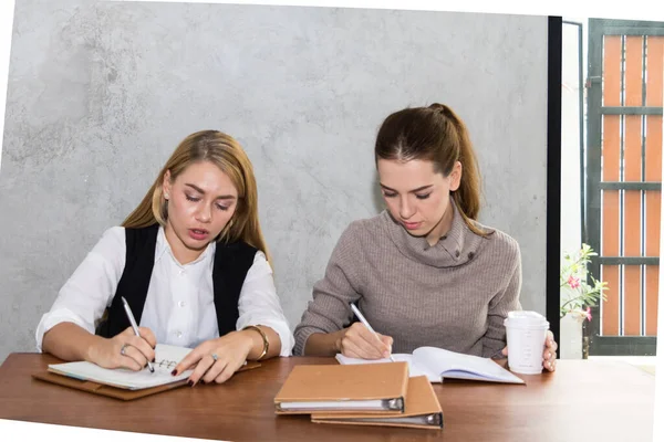 Duas mulheres estão estudando e ensinando — Fotografia de Stock