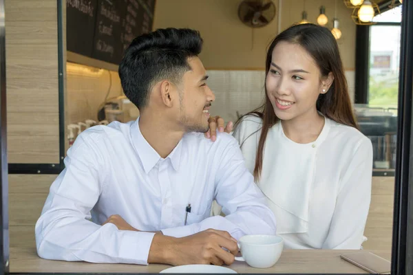 Asiático jovem casal apaixonado em um café — Fotografia de Stock
