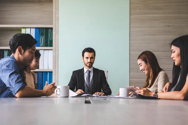 Réunion d'affaires des gens d'affaires . — Photo