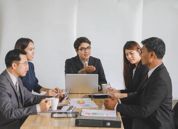 Para pebisnis sedang mendiskusikan pekerjaan . — Stok Foto