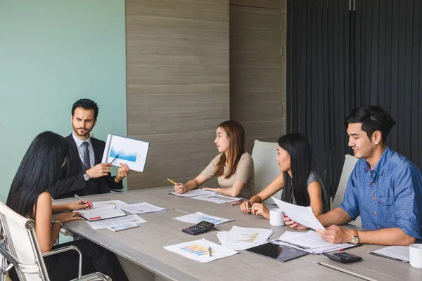 Reunião de negócios de empresários . — Fotografia de Stock