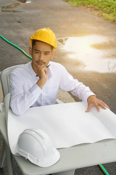 Young Asia man engineer. — Stock Photo, Image