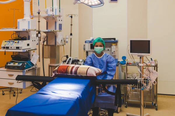 Cerrah hastalar ameliyat için hazırlanıyor. — Stok fotoğraf