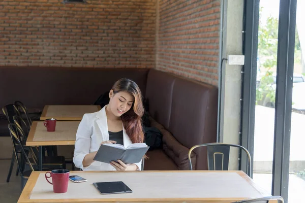 Asiática mulher de negócios no café — Fotografia de Stock