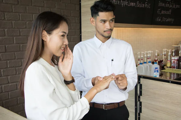 Asiático jovem segurar uma caixa de anel de casamento para se casar no café — Fotografia de Stock